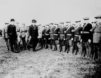 Edward Carson (1854-1935) Inspicerer Ulster-frivillige under den irske strid i 1914